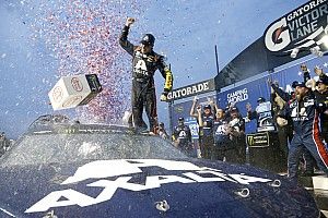 Alex Bowman vence a Larson para su primer triunfo en la Copa