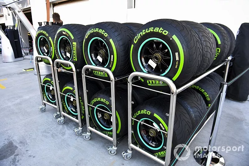 Neum&aacute;ticos intermedios Pirelli en un porta neum&aacute;ticos