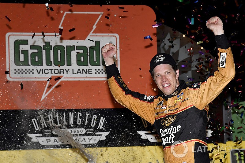 Keselowski aparece no fim e vence primeira do ano