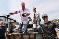 F1: Apresentador Jeremy Clarkson cumpre promessa e paga cerveja para Alpine após pódio em Mônaco; veja imagens
