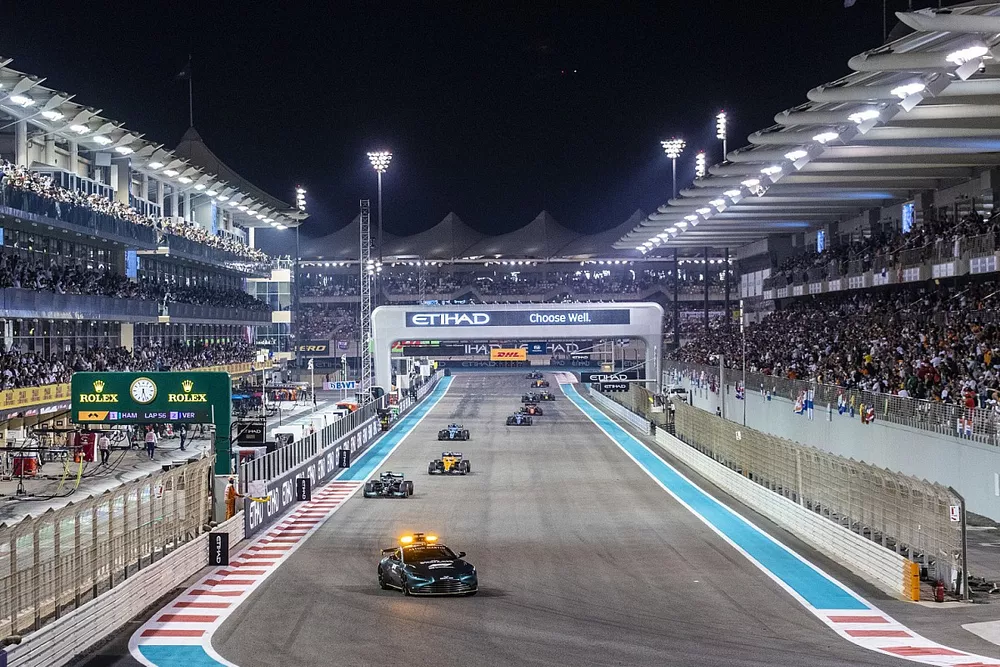 El Safety Car al frente de Lewis Hamilton, Mercedes W12, Lando Norris, McLaren MCL35M, Fernando Alonso, Alpine A521, el resto del grupo