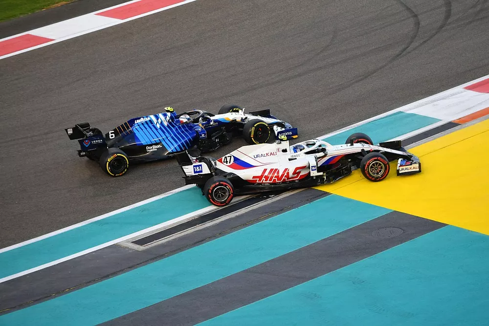 Mick Schumacher, Haas VF-21, lotta con Nicholas Latifi, Williams FW43B