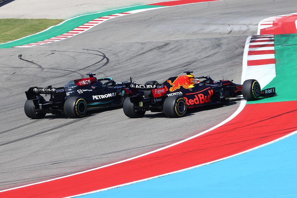 Max Verstappen, Red Bull Racing RB16B, strijdt met Lewis Hamilton, Mercedes W12, bij de start