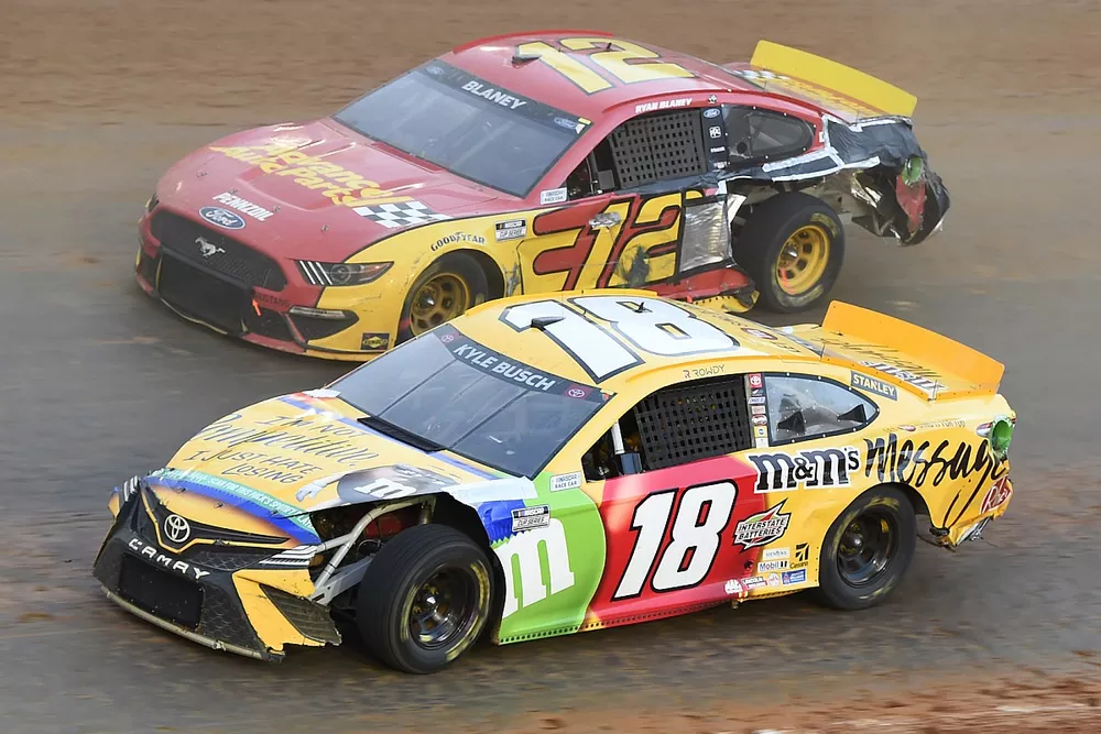 Kyle Busch, Joe Gibbs Racing, Toyota Camry M&M's Messages