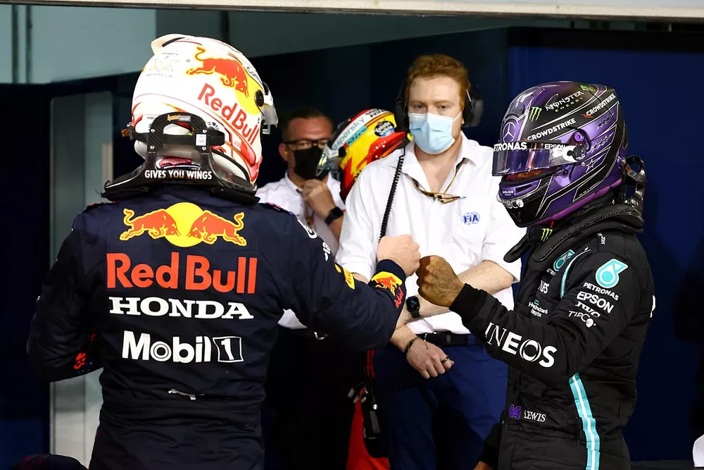 Ganador de la pole Max Verstappen, de Red Bull Racing, y Lewis Hamilton, de Mercedes, tras la clasificaci&oacute;n