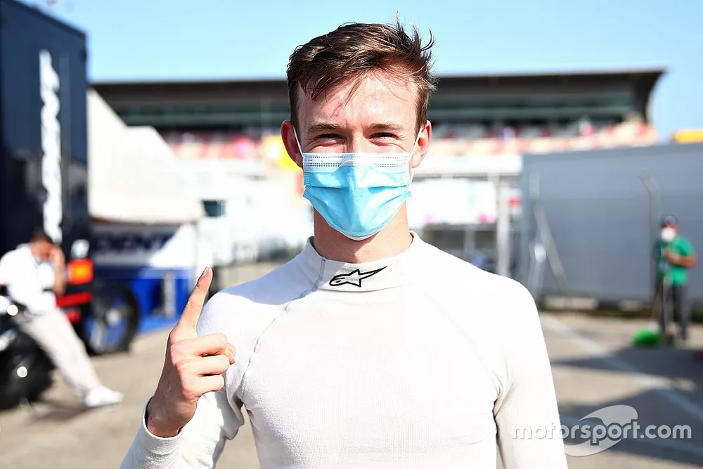 Ganador de la pole Callum Ilott, Uni-Virtuosi  