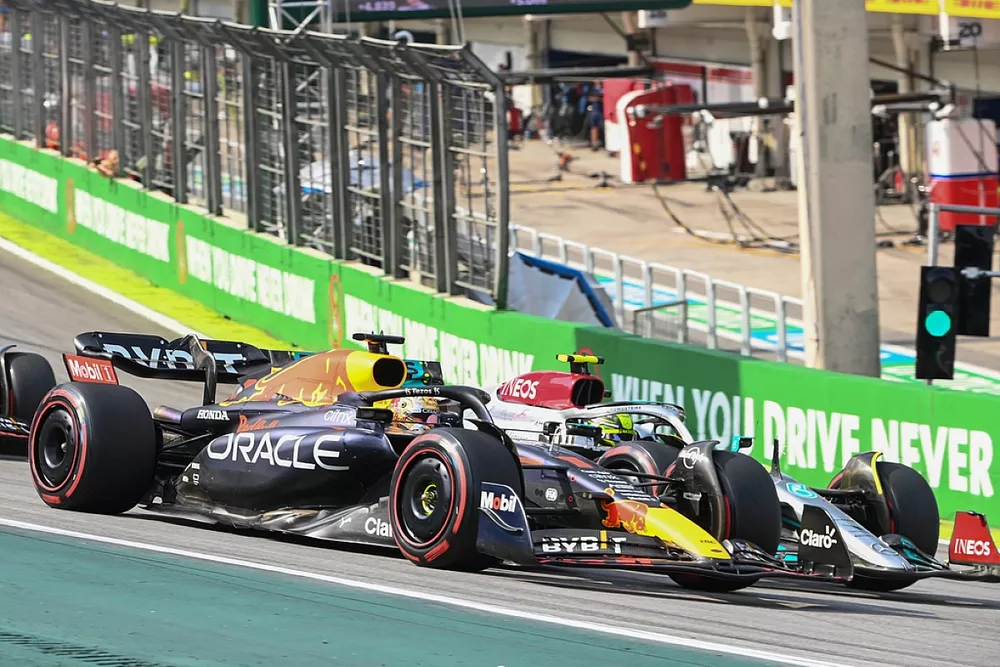 Max Verstappen, Red Bull Racing RB18, lucha con Lewis Hamilton, Mercedes W13