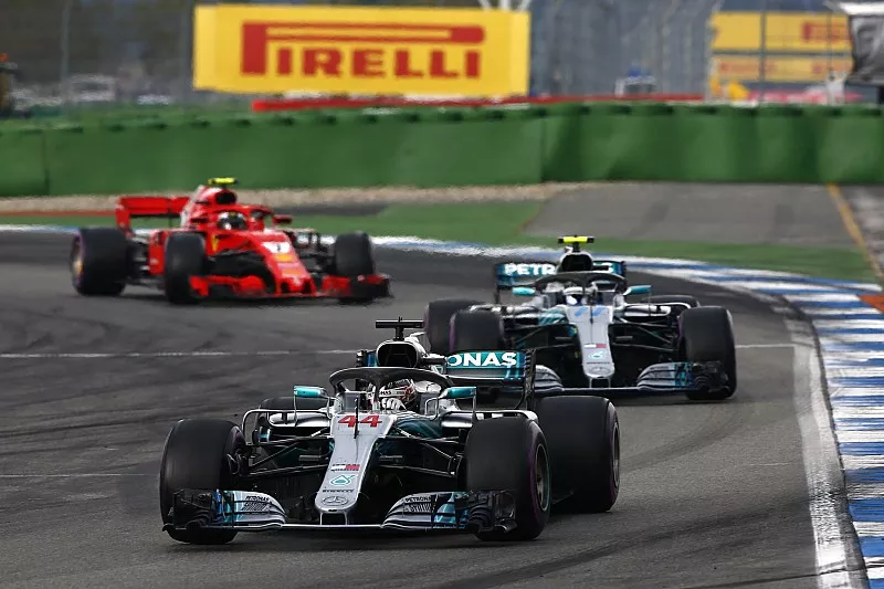 Lewis Hamilton, Mercedes AMG F1 W09, leads Valtteri Bottas, Mercedes AMG F1 W09 and Kimi Raikkonen, Ferrari SF71H