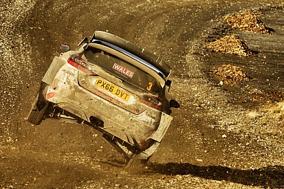 Galler WRC: Evans rahat şekilde lider, Ogier ikinciliğe yükseldi