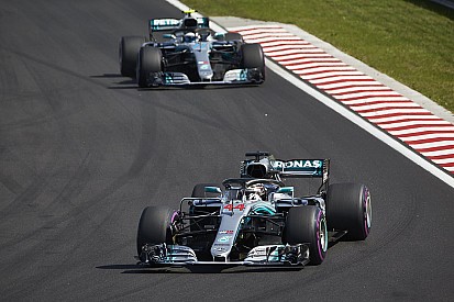 Mercedes pertimbangkan team order, Bottas harus bantu Hamilton