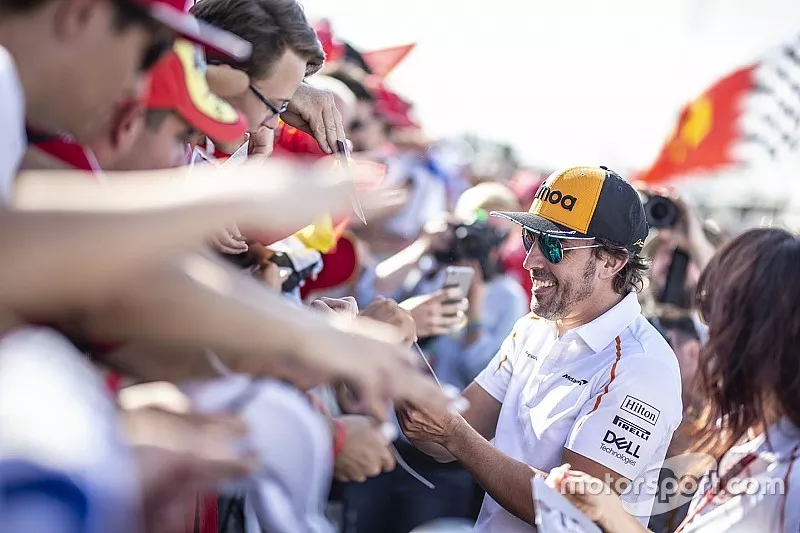 Fernando Alonso, McLaren, firma aut&oacute;grafos a los fans