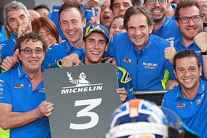 “Rins lleva desarrollando la moto desde el año pasado”, dice Brivio, director de Suzuki
