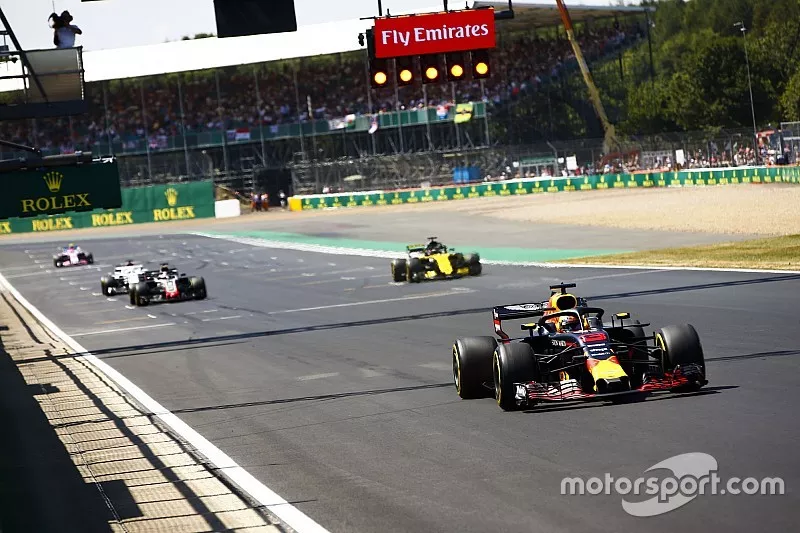 Daniel Ricciardo, Red Bull Racing RB14, devant Nico Hulkenberg, Renault Sport F1 Team R.S. 18, Romain Grosjean, Haas F1 Team VF-18, et Marcus Ericsson, Sauber C37, pour des essais de d&eacute;part