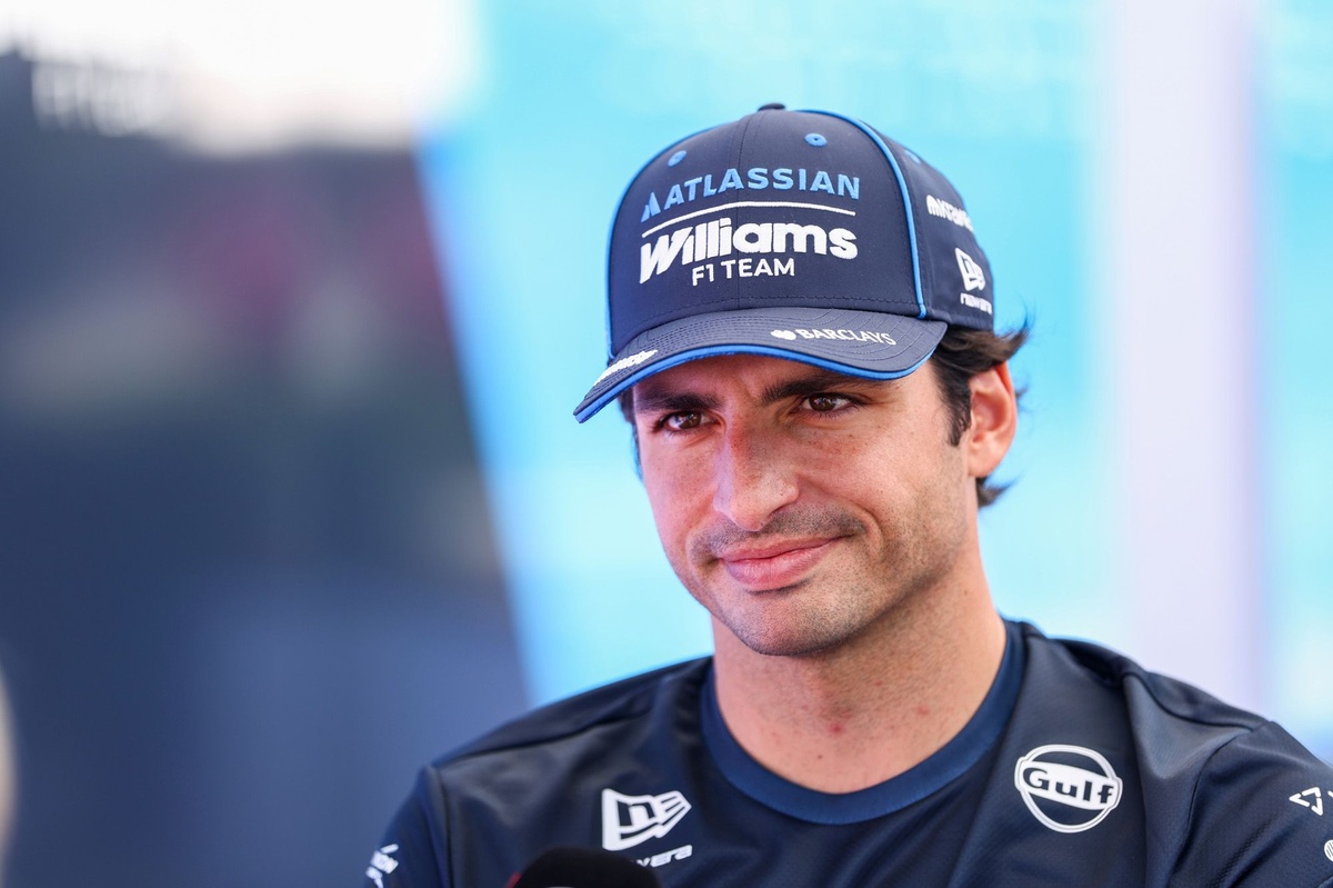 Sainz critica los motores de la F1 2026 y pide cambios en la regla 50/50