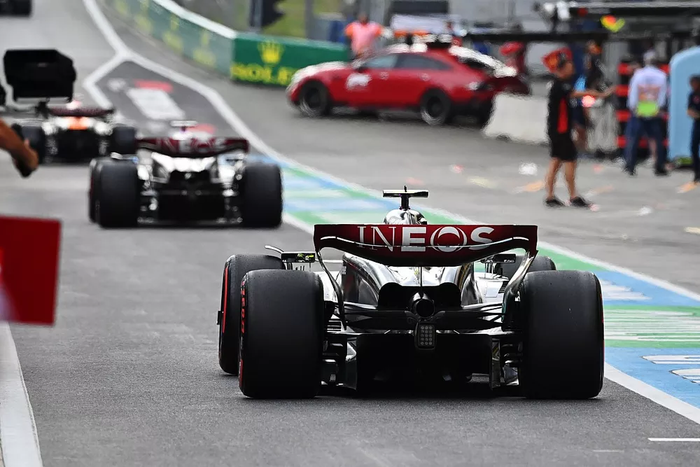 Lewis Hamilton, Mercedes F1 W14, dans la voie des stands