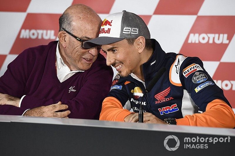 Carmelo Ezpeleta, CEO Dorna Sports con Jorge Lorenzo, Repsol Honda Team Jorge Lorenzo, Repsol Honda Team que anuncia su retiro
