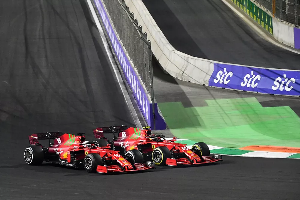 Charles Leclerc, Ferrari SF21, lucha con Carlos Sainz Jr., Ferrari SF21