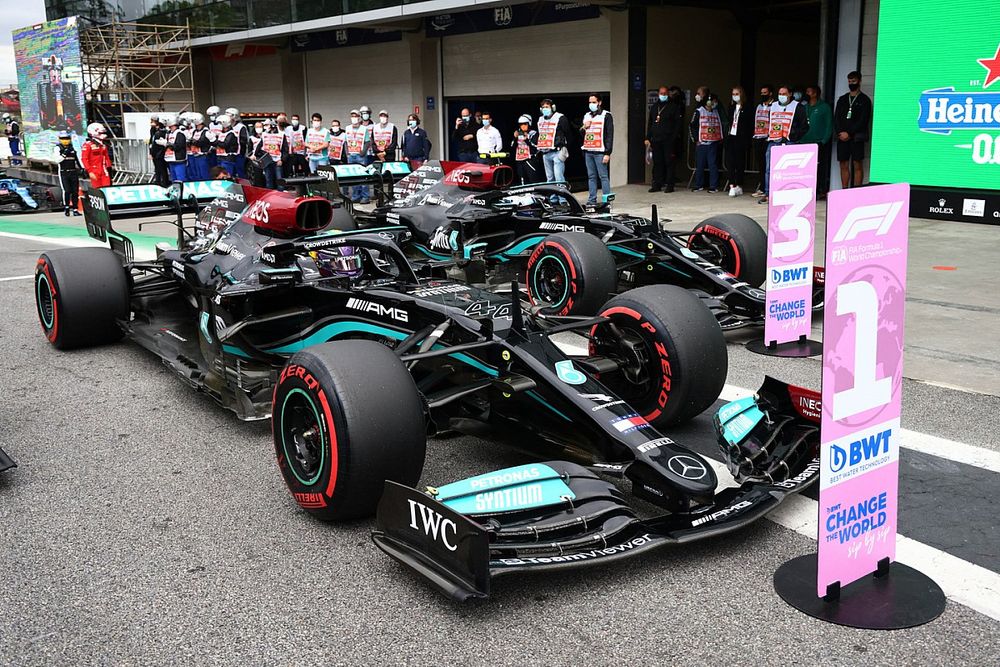 Ganador de la pole, Lewis Hamilton, Mercedes W12, y Valtteri Bottas, Mercedes W12, llegan al Parc Ferme tras la clasificación