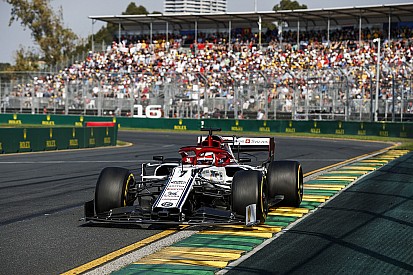 Raikkonen, fren kanalına vizör bandı sıkışması nedeniyle erken pit yapmış