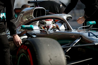 Hamilton attól tart, a Mercedes "túltolja" a Ferrari miatt