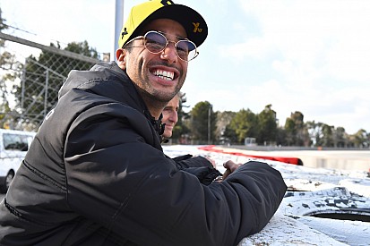 Ricciardo a pálya szélén is parádésan érzi magát: képek