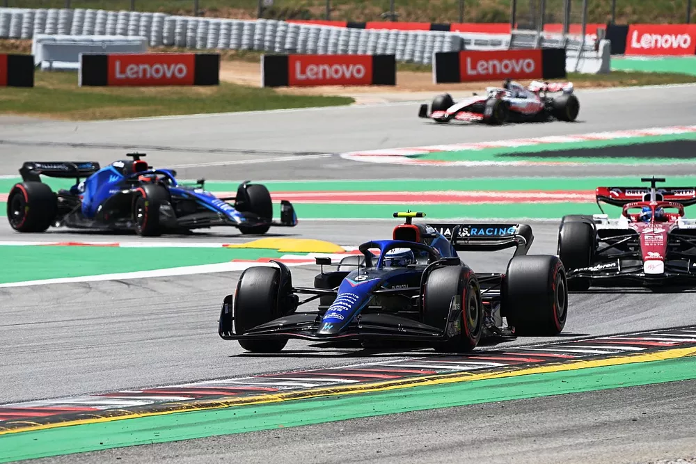 Nicholas Latifi, Williams FW44, Valtteri Bottas, Alfa Romeo C42, Nyck de Vries, Williams FW44