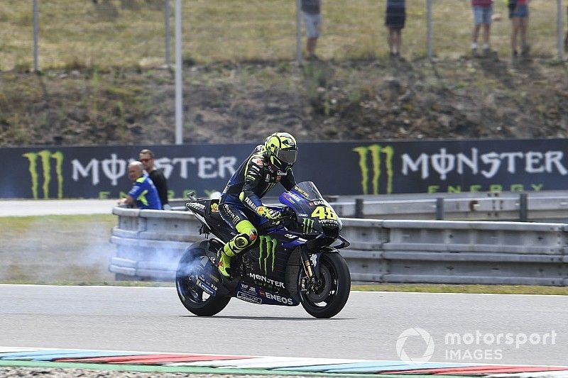Valentino Rossi, Yamaha Factory Racing, rompe el motor