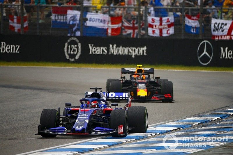 Daniil Kvyat, Toro Rosso STR14, leads Pierre Gasly, Red Bull Racing RB15