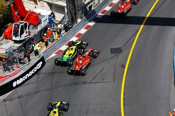 Charles Leclerc, Ferrari SF-24, Oscar Piastri, McLaren MCL38, Carlos Sainz, Ferrari SF-24,  en la salida.
