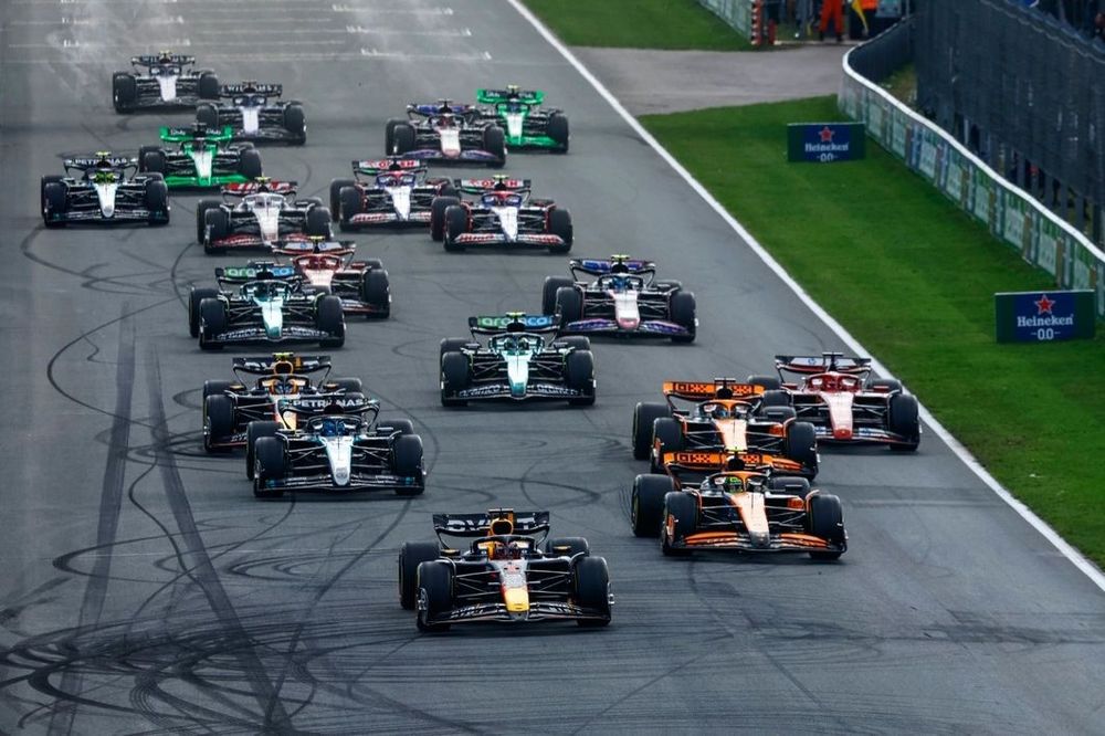 Max Verstappen, Red Bull Racing RB20 Lando Norris, McLaren MCL38, George Russell, Mercedes F1 W15, the rest of the field at the race start