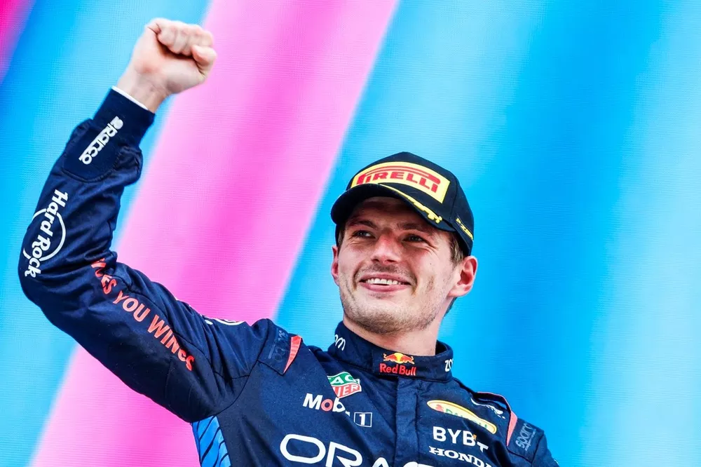 Max Verstappen, Red Bull Racing, 1e positie, komt aan op het podium