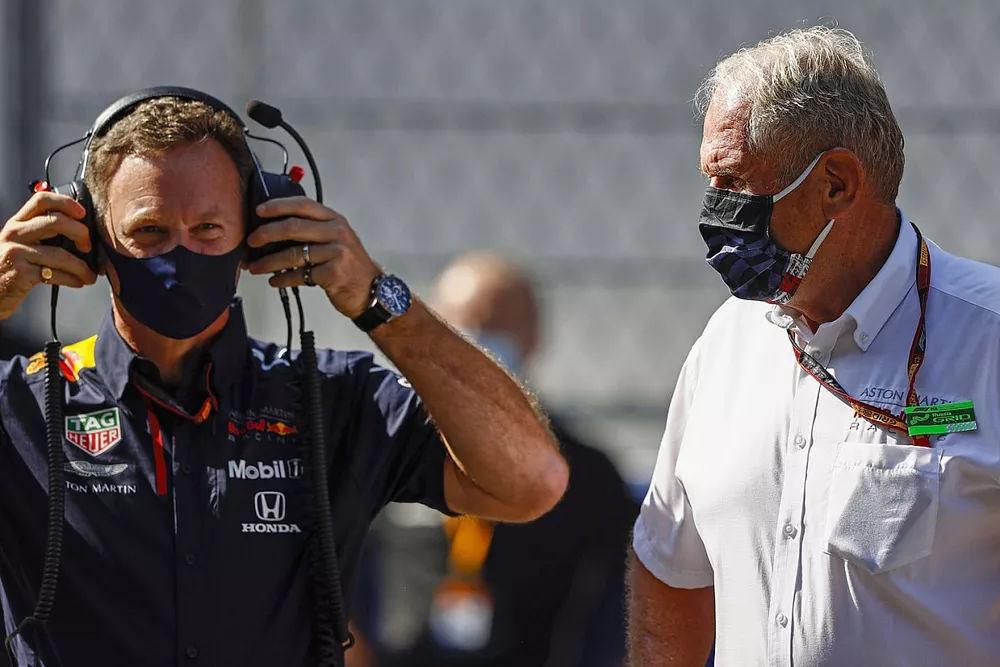 Christian Horner, Team Principal, Red Bull Racing, and Helmut Marko, Consultant, Red Bull Racing, on the grid