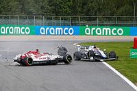 VIDEO: el fuerte accidente de Giovinazzi y Russell en B&eacute;lgica