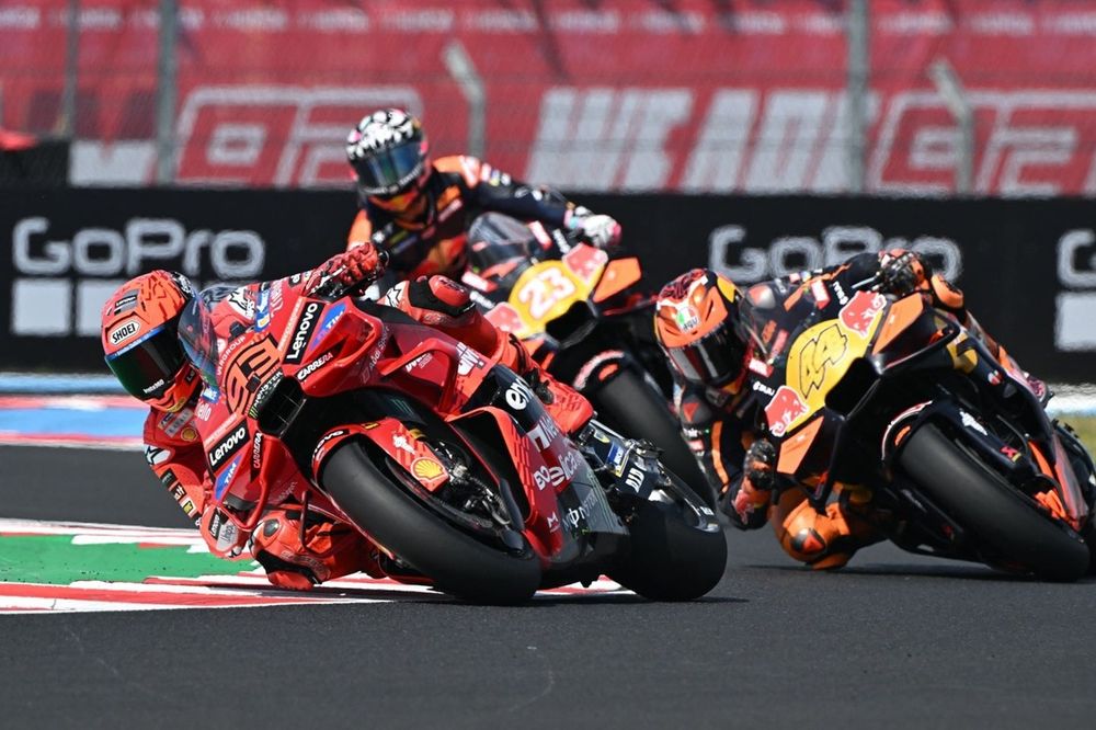 Enea Bastianini, Red Bull KTM Tech 3, Marc Marquez, Ducati Team