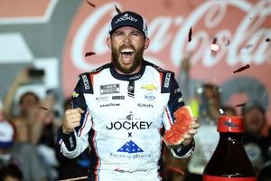 NASCAR Charlotte: Chastain hace historia ganando en remontada, Suárez fuera en accidente