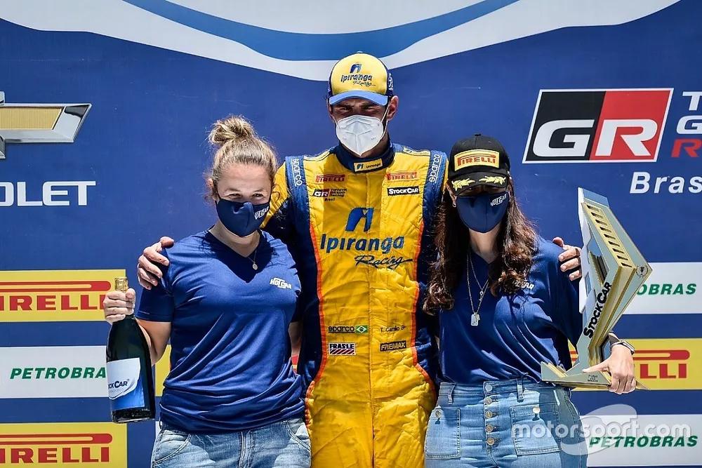 Thiago Camilo com as filhas de Amadeu Rodrigues, Juliana e B&aacute;rbara
