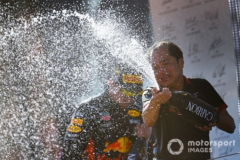Toyoharu Tanabe, Director Técnico de F1, Honda celebra en el podio con el champán del ganador de la carrera Max Verstappen, Red Bull Racing 