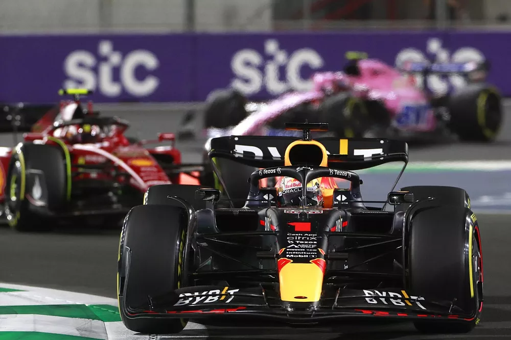 Max Verstappen, Red Bull Racing RB18, Carlos Sainz Jr., Ferrari F1-75