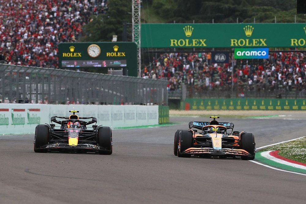 Lando Norris, McLaren MCL36, Sergio Pérez, Red Bull Racing RB18