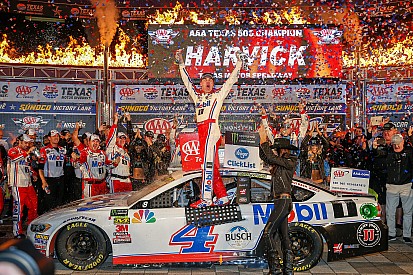 Kevin Harvick trionfa in Texas e raggiunge Logano nella Final Four di Homestead