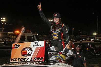 Piloto de 17 anos é a segunda mulher a vencer na NASCAR
