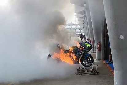 Moto de Rins pega fogo após vazamento durante abastecimento