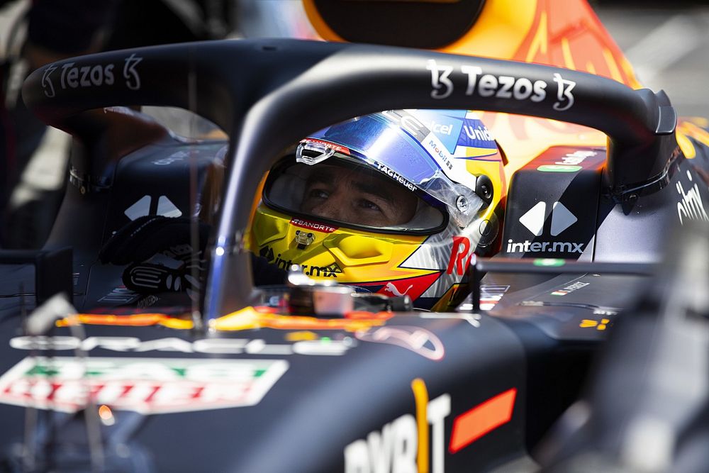 Sergio P&eacute;rez, Red Bull Racing RB18, en la parrilla