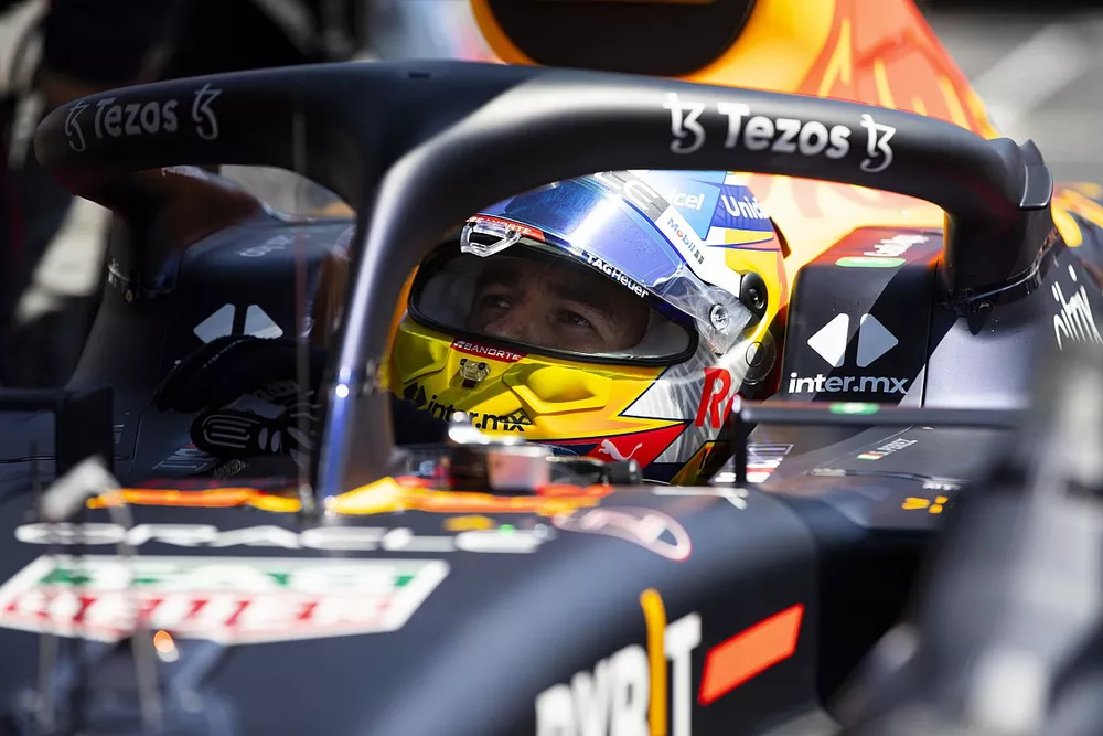 Sergio Pérez, Red Bull Racing RB18, en la parrilla