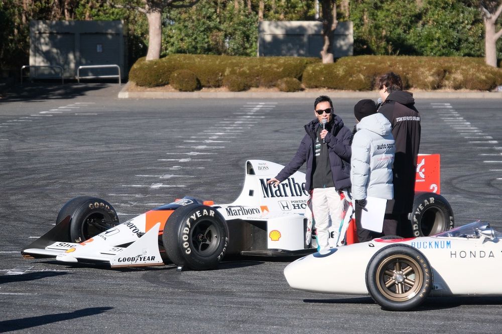 幕張メッセでF1マシンが走った！ 佐藤琢磨、ホンダ・RA272のデモラン