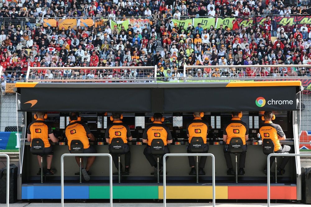 El equipo McLaren en el pitwall 