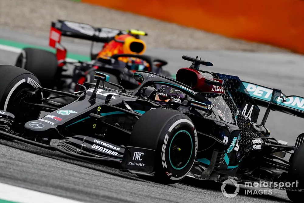 Lewis Hamilton, Mercedes F1 W11 e Alex Albon, Red Bull Racing RB16 