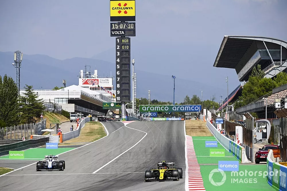Esteban Ocon, Renault F1 Team R.S.20, leads Nicholas Latifi, Williams FW43
