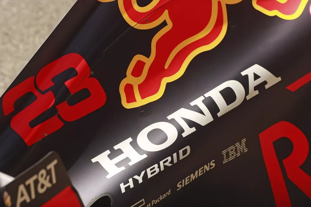 Un logo de Honda en la cubierta del motor del monoplaza de Alex Albon, Red Bull Racing 