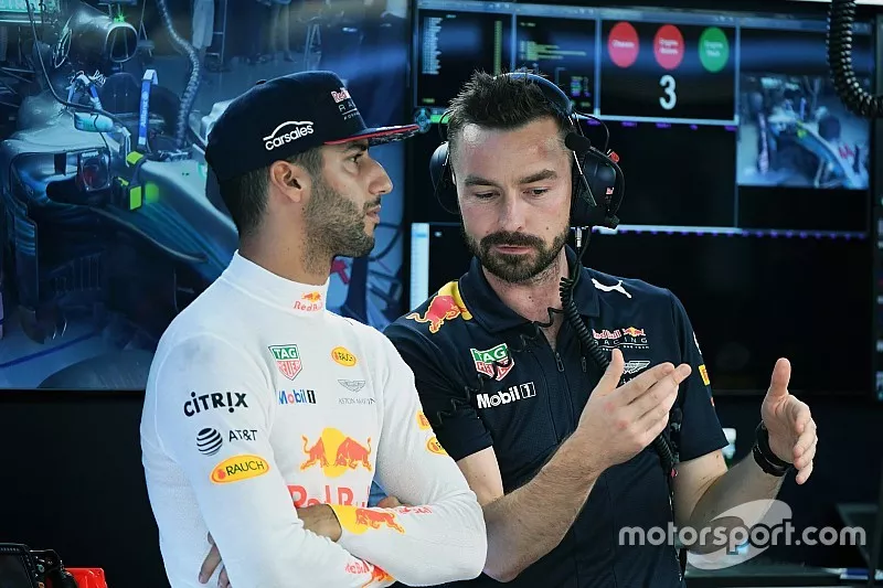 Daniel Ricciardo, Red Bull Racing y Simon Rennie, ingeniero de carrera de Red Bull Racing